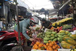 Giá nhiều mặt hàng tiêu dùng vẫn còn ở mức cao