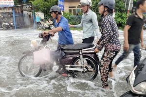 Quốc lộ 1K ngập sau mưa