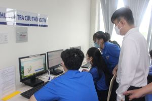Đoàn viên thanh niên hỗ trợ người dân thực hiện dịch vụ công trực tuyến