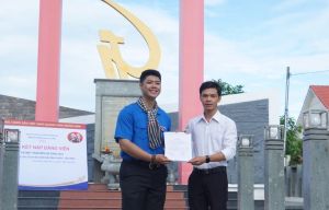 Kết nạp Đảng cho 2 sinh viên tình nguyện Mùa hè xanh