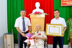 Phó Bí thư Thường trực Tỉnh ủy trao Huy hiệu cho đảng viên 70 năm tuổi Đảng