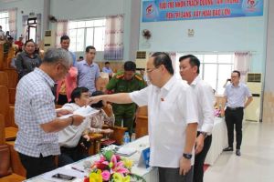 Tích cực tham gia xây dựng, hoàn thiện pháp luật