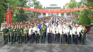 Viếng các anh hùng, liệt sĩ  nhân kỷ niệm 76 năm Ngày Thương binh - liệt sĩ (27-7-1947 - 27-7-2023)