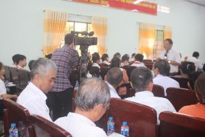 Tuyên truyền pháp luật và tặng quà cho người dân huyện Định Quán