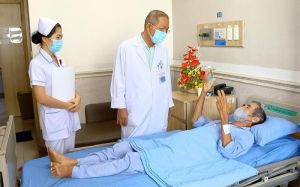 Cụ ông nuốt phải cây kim may đồ dài 4cm trong lúc ăn cơm