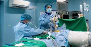 Phẫu thuật nội soi điều trị thoát vị đĩa đệm giúp 2 bệnh nhân thoát khỏi nguy cơ bị yếu, liệt