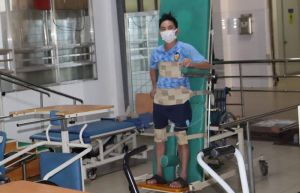 Kiên trì tập vật lý trị liệu, chàng trai nằm liệt giường đã đi lại được
