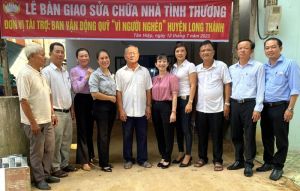 Bàn giao căn nhà tình thương cho hộ khó khăn