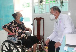 Chuyên gia phẫu thuật cột sống gắn bó với người bệnh ở Đồng Nai