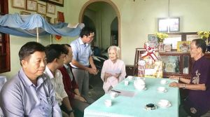 Long Khánh thăm hỏi, tặng quà cho Mẹ Việt Nam anh hùng