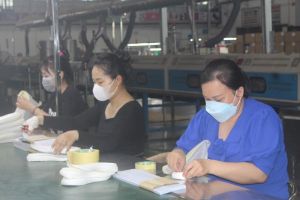 Doanh nghiệp tìm kiếm đơn hàng, duy trì việc làm cho công nhân