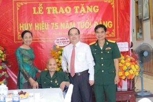 Phó Bí thư Tỉnh ủy trao Huy hiệu 75 tuổi Đảng cho đảng viên
