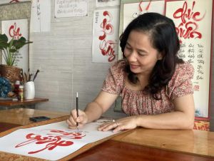Cô giáo dạy Vật lý - Công nghệ mê viết thư pháp