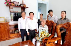 Trao tặng sổ tiết kiệm cho gia đình chính sách, người có công
