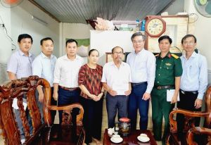 Long Thành tặng quà cho Mẹ Việt Nam Anh hùng và Anh hùng lực lượng vũ trang