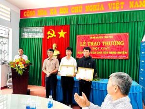 Tân Phú khen thưởng đột xuất cho học sinh đạt thành tích xuất sắc tại kỳ thi tốt nghiệp THPT Quốc gia