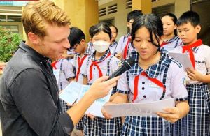 Cần tăng cường dạy giao tiếp tiếng Anh trong trường học