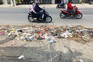 Mùa mưa, khổ vì rác lấp cống thoát nước