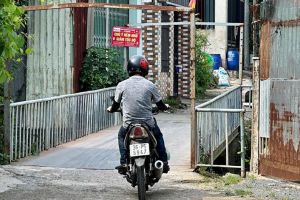 Nỗi lo qua suối mùa mưa tại TP.Biên Hòa