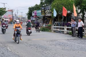 Thấp thỏm đi qua Cống Lò Rèn (nằm trên đường Hùng Vương, xã Long Thọ, H.Nhơn Trạch) mùa mưa