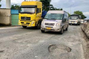 Nguy cơ tai nạn từ những “ổ gà” trên quốc lộ 51