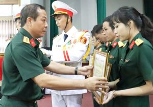 Bộ CHQS tỉnh khen thưởng nhiều cá nhân có thành tích trong các hội thi, hội thao
