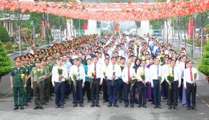 Viếng các anh hùng, liệt sĩ nhân kỷ niệm 78 năm Cách mạng tháng Tám và Quốc khánh 2-9