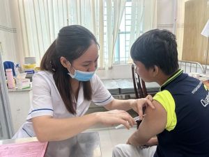 Rất đông người dân đi tiêm vaccine phòng bệnh dại