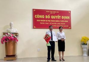 Trao quyết định phụ trách Trung tâm Y tế huyện Long Thành cho BS CKII.Dương Minh Tân