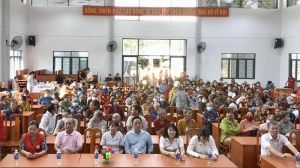 Khám bệnh, cấp thuốc, tặng quà cho 200 người dân có hoàn cảnh khó khăn