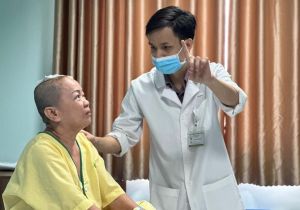 Bệnh nhân có khối máu tụ lớn trong não sau 10 ngày bị té ngã