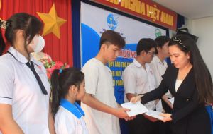 TP.Biên Hòa: 73 trẻ em mồ côi được trao quỹ bảo trợ