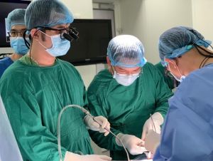 Bệnh viện Đa khoa Đồng Nai thực hiện thành công ca phẫu thuật tháo bỏ ống mở khí quản cho bệnh nhân 80 tuổi