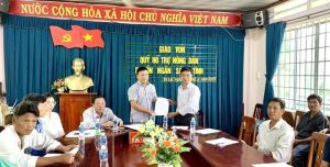 Bàn giao vốn hỗ trợ cho 20 hộ dân xã Tà Lài