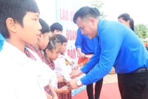 Tạo cơ hội cho con công nhân lao động vui chơi hè