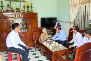 Tặng quà cho 5 mẹ Việt Nam anh hùng
