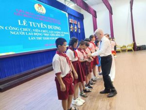 Các đơn vị Công đoàn cấp trên cơ sở khen thưởng học sinh Học giỏi, sống tốt