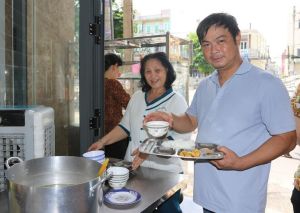 Hoạt động hỗ trợ gạo giúp đỡ gia đình người khó khăn