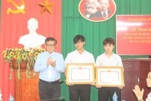 Khen thưởng 3 học sinh đạt thành tích cao tại hội thi Tin học trẻ toàn quốc