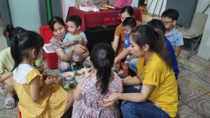 Công nhân tất bật lo cho con trước thêm năm học mới