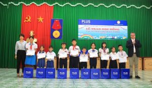 Công ty Plus trao tặng 50 học bổng trị giá 100 triệu đồng cho học sinh nghèo