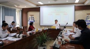 省委书记阮鸿玲跟各厅、行、地方和金莺集团股份公司讨论社会住宅预案会议