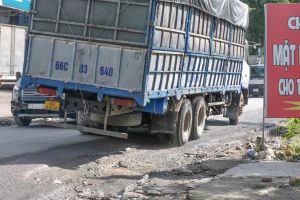 Đường Hoàng Văn Bổn xuống cấp