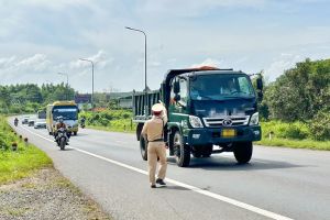 Tăng cường kiểm soát xe tải, xe khách