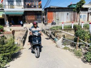 Cầu dân sinh và nỗi thấp thỏm mùa mưa đến