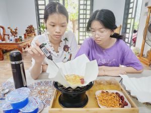 Học sinh làm giấy trầm