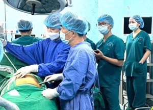 Nghịch dại, bơm hơi vào hậu môn bạn, gây vỡ đại tràng