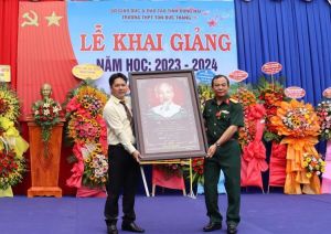 Đại tá Vũ Văn Điền, Ủy viên Ban TVTU, Chỉ huy trưởng Bộ Chỉ huy quân sự tỉnh dự lễ khai giảng tại Trường THPT Tôn Đức Thắng, H.Tân Phú