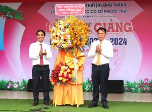 Quyền Chủ tịch UBND tỉnh Võ Tấn Đức dự lễ khai giảng tại Trường Trung học cơ sở Phước Thái