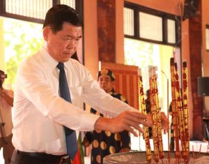 Lãnh đạo tỉnh dâng hương tưởng nhớ Chủ tịch Hồ Chí Minh